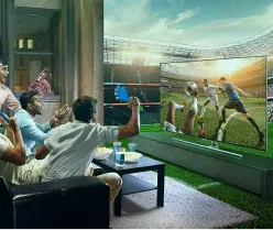 imagens de pessoas sentadas no sofá assistindo a uma partida na TV e fazendo apostas na partida